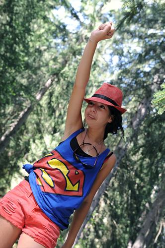 Tiens, je ne savais pas que Super Woman passait ses vacances dans le coin!