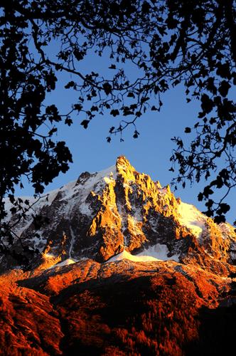 Une douce lumière envahit les montagnes...
