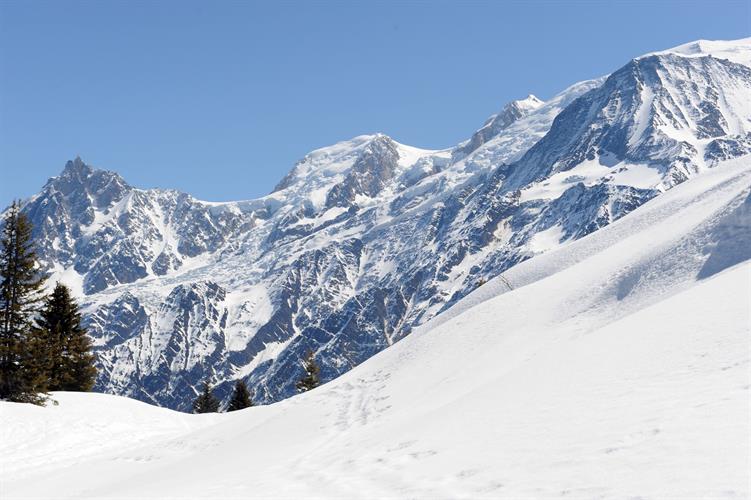 Autour de nous, tout est calme..