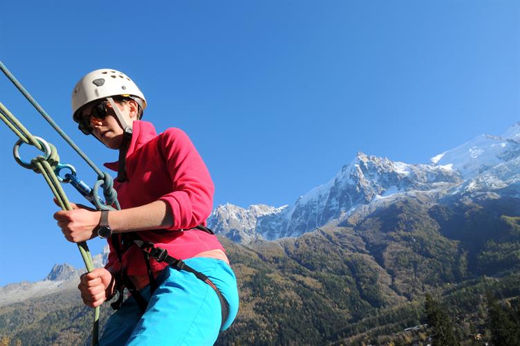 Descente en rappel sur fond d