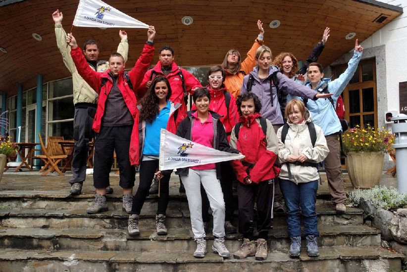 De jeunes adultes plein de motivation vous saluent bien de Chamonix !