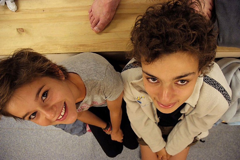 Assises sur le banc, se sachant chaussées, c’est le pied ! (Nora et Clara)