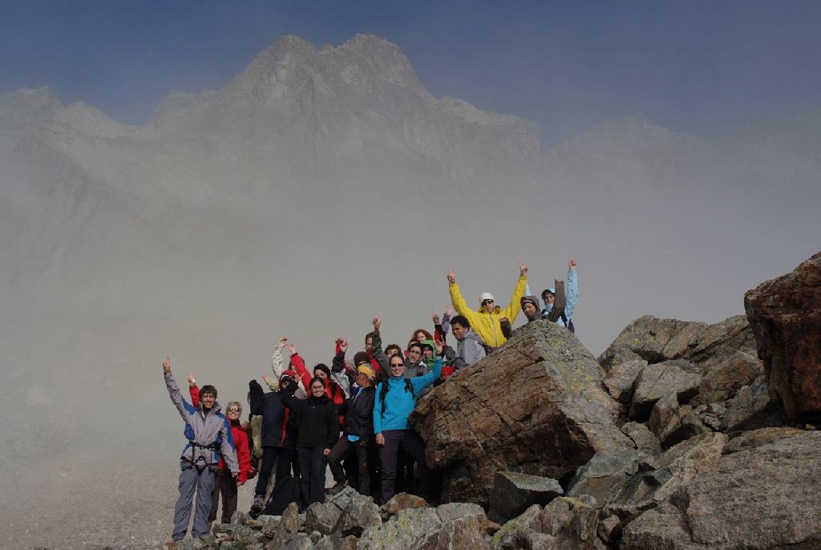 Petite réunion de groupe avant le départ, avec, dans notre dos, les Aiguilles rouges !