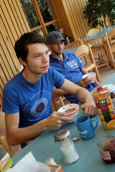 Maxime et Vincent savourent un bon petit-déjeuner.