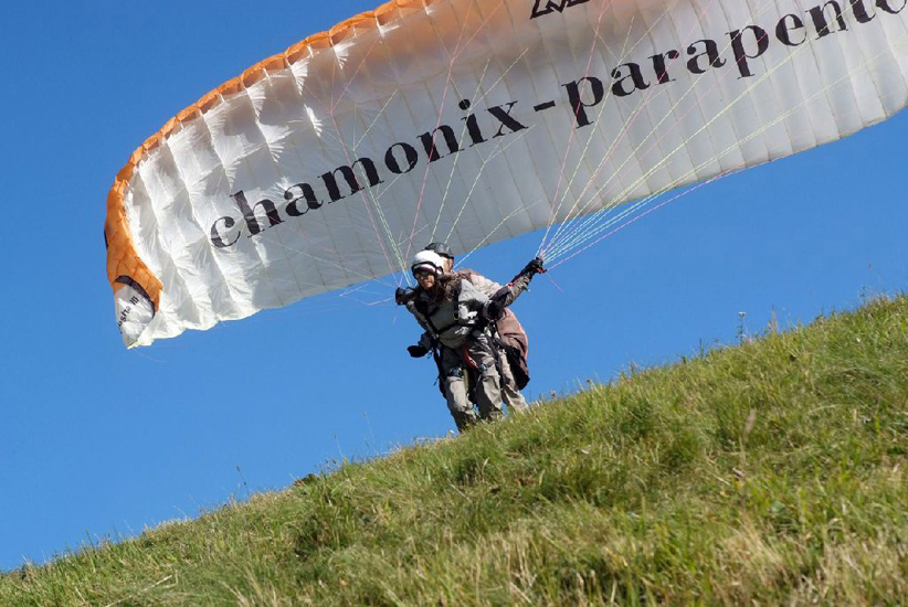 Althaïs prend son élan pour un vol en parapente !