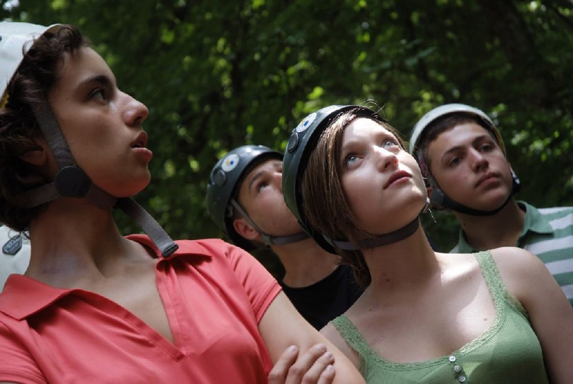 Pour nos beaux yeux, une falaise quelque peu… vertigineuse ! (Laura, Ruxandra, Jérôme et Lucas)
