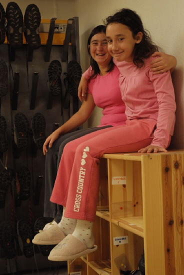 Aux essayages de chaussures, deux copines déjà inséparables : Léola et Maeva.