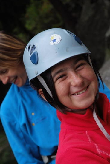 Tout sourire à l’idée de défier la paroi, la belle Léola !