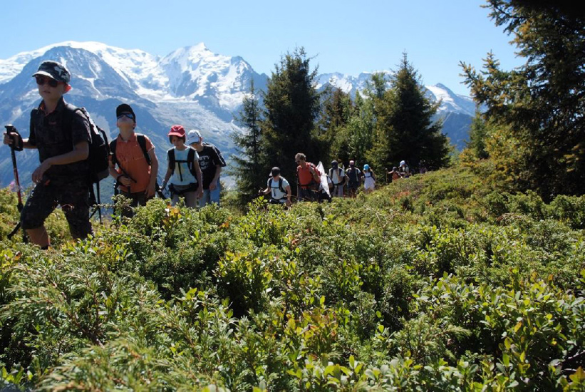 Avec dans notre dos, le Mont Blanc lumineux, nous avançons d’un bon pas !