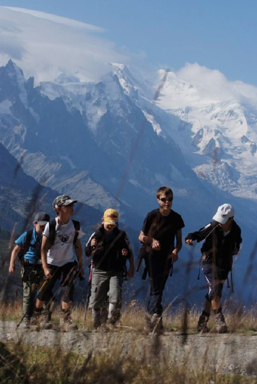 Dans notre dos, la chaine du Mt Blanc comme un guide prestigieux !