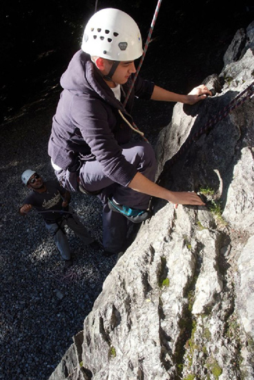 Serkan grimpe comme s’il montait un escalier !