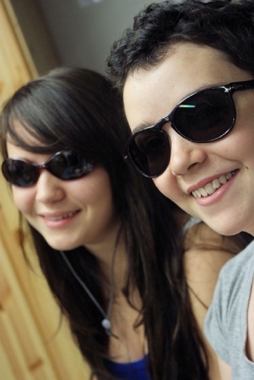 Lunettes noires pour faire encore plus nos stars ! (Clara et Manon).