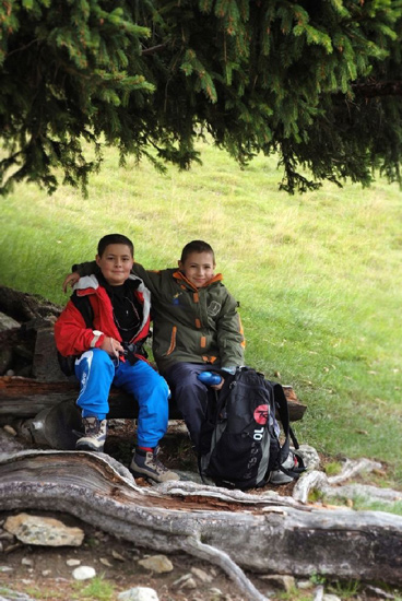 Petite pause entre potes  à l’ombre des mélèzes ! (Thomas et Benjamin)