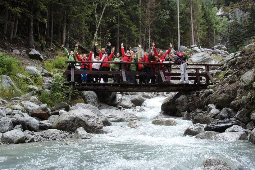 Petite photo de groupe au-dessus du torrent !
