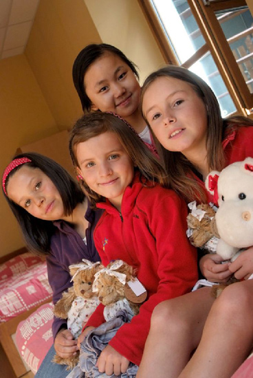 Nous sommes très bien installées ici, et des doudous nous attendaient dans notre chambre ! (Camille, Nina, Christiane et Audrey).