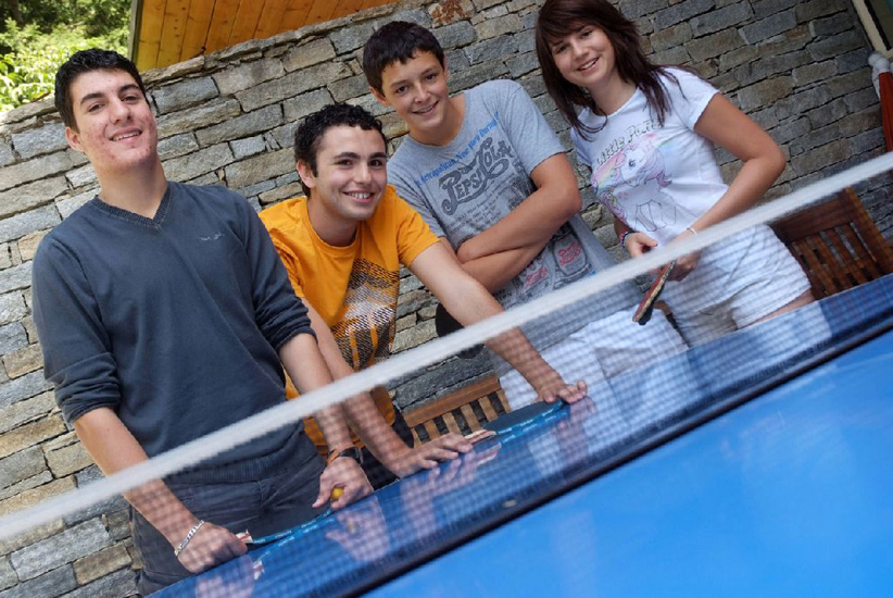 On profite aussi du beau temps avec une partie de ping-pong au programme ! (Erlann, Benjamin, Florian et Adèle)