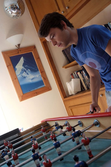 Vu son tee-shirt, pas étonnant que Maxime ait pris les bleus au baby-foot !
