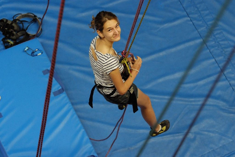 Clémence perchée dans les airs, en auto-assurance !