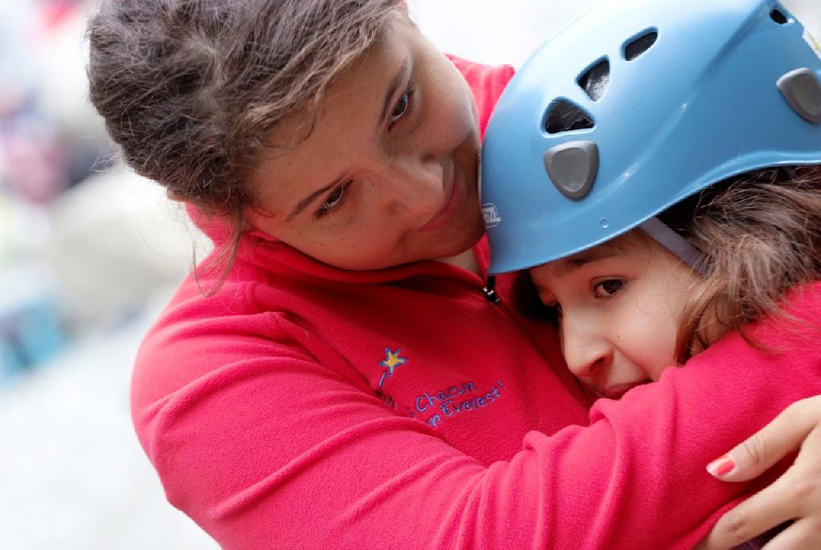 Petit câlin réconfortant avant de s’élancer dans les voies difficiles ! Maissa et Faiza.