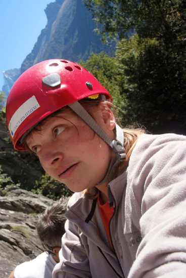 Un casque rouge pour éviter les coups de soleil, quelle bonne idée !