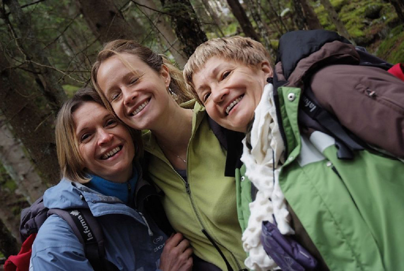 Sourires en cascade ! Marylise, Cécile et Janine.