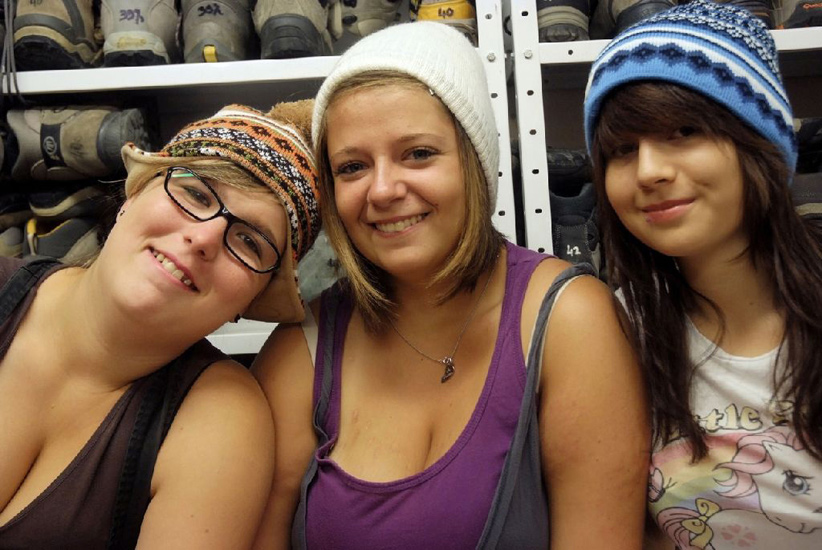Le choix des bonnets est très important pour nos championnes ! (Amélia, Marion et Adèle)