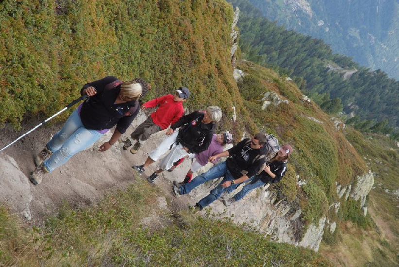 Nous entamons l’ascension de l’arête qui monte au sommet ! La difficulté augmente.