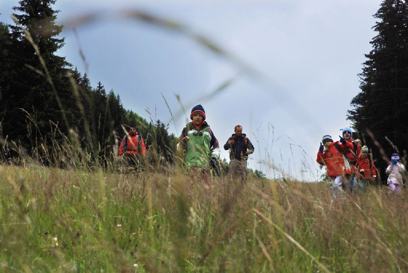 C’est reparti, aux travers des herbes sauvages, nous continuons la visite !