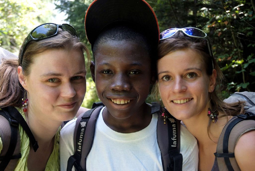 Entouré de Perrine et Amandine, Onesime a le sourire !