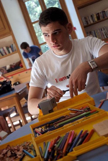 Séance de travaux manuels pour Serkan.