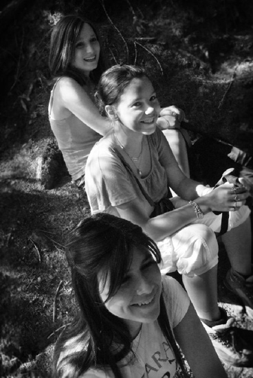 En pause monochrome mais en sourires lumineux : Typhaine, Ophélie et Ruxandra !