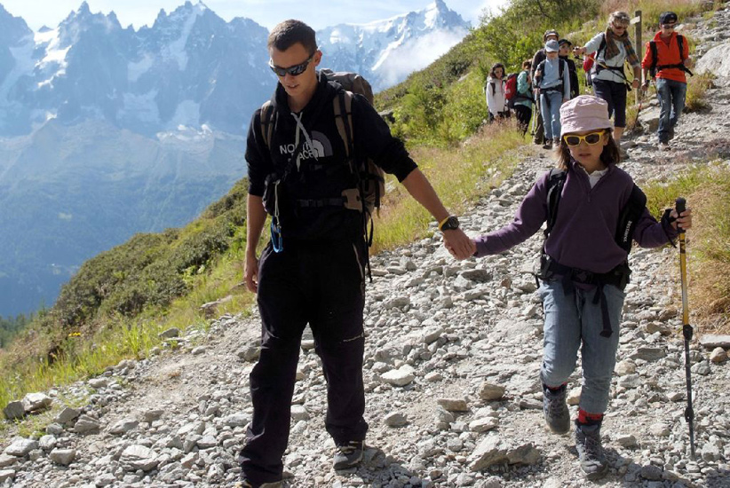 En se donnant la main, c’est plus simple de traverser ce chemin rocailleux.