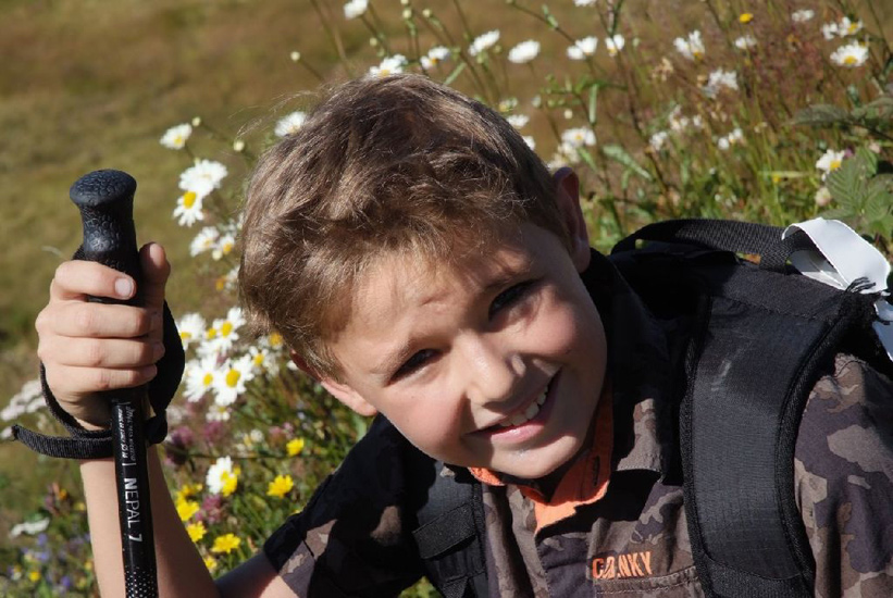 Dans un écrin floral de toute beauté, le souriant Juca !