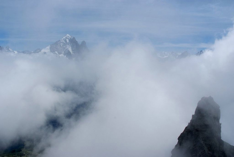 Le panorama ? Au 1er plan, l’index ; au fond, les aiguilles de Chamonix !