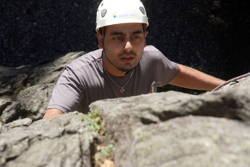 Murat a l’air bien pensif devant ce rocher auquel il s’attaque !