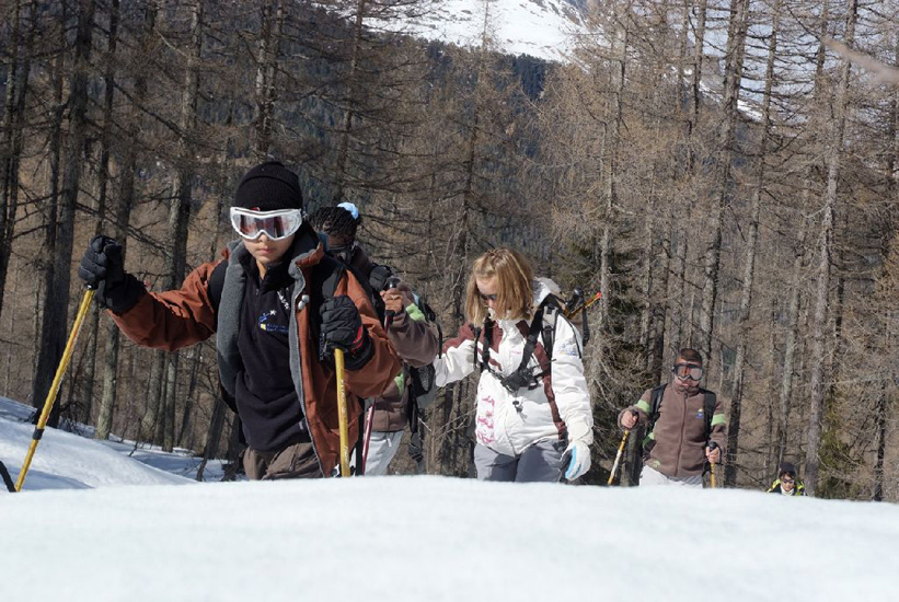 Dylan sort de la neige.
