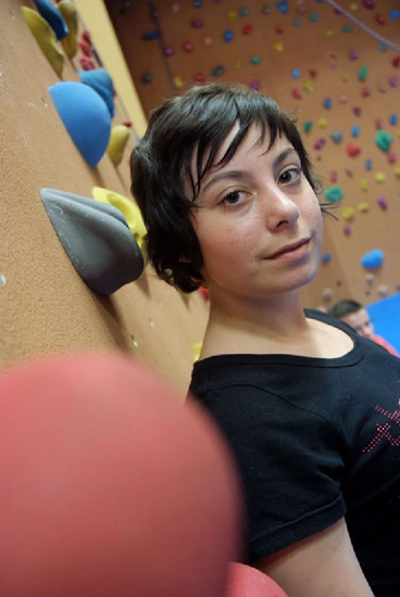 Concentration avant ascension pour Jennifer.