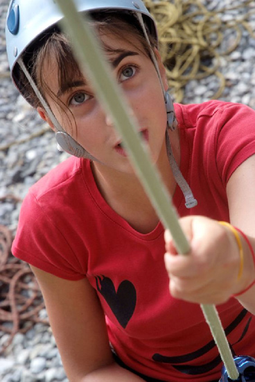 Manon ne lâche pas son camarade des yeux !