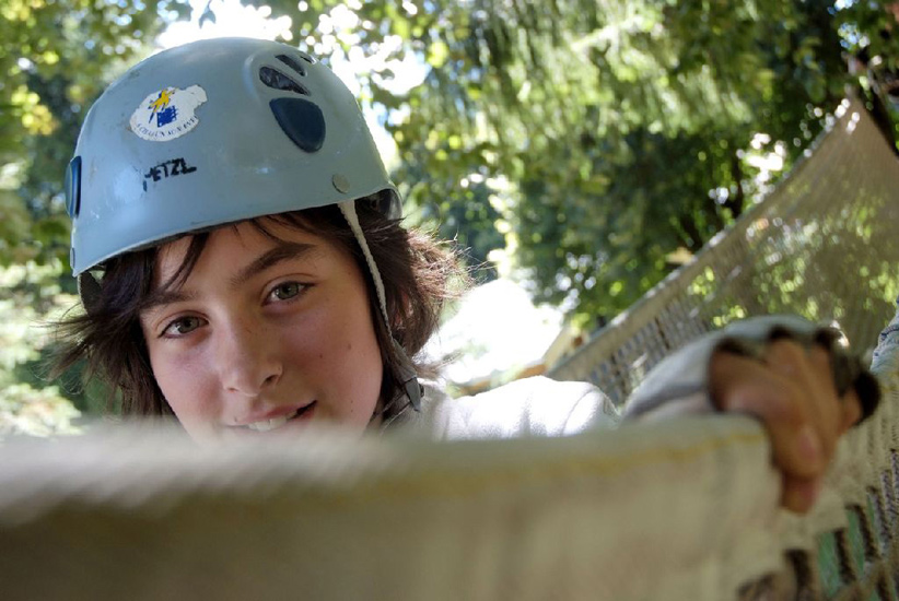 C’est au tour d’Amélie de se lancer dans le parcours d’accrobranche !