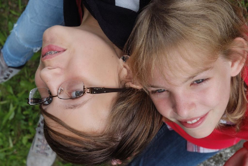 Tête en haut, tête en bas ! Deux tournoyantes copines aux sourires à faire perdre la boule ! (Julie et Amandine)
