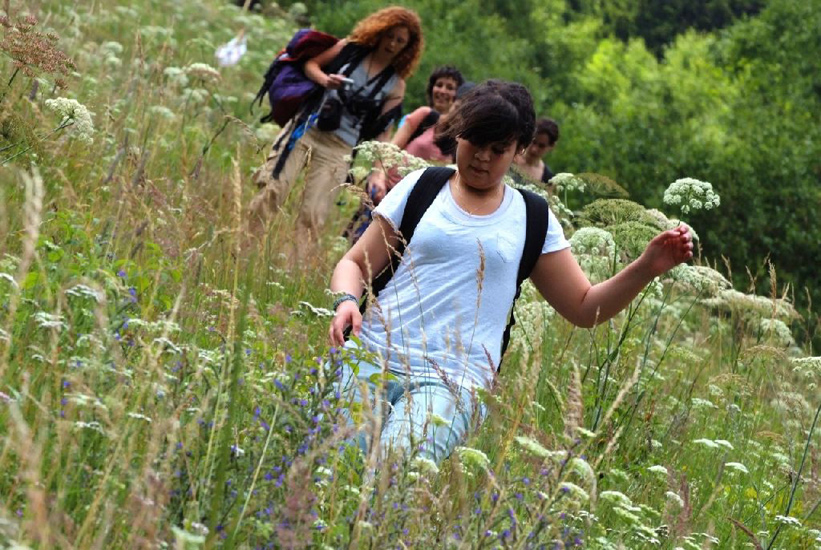 Nabila, toute en contrôle, surfe littéralement sur le sentier caillouteux !