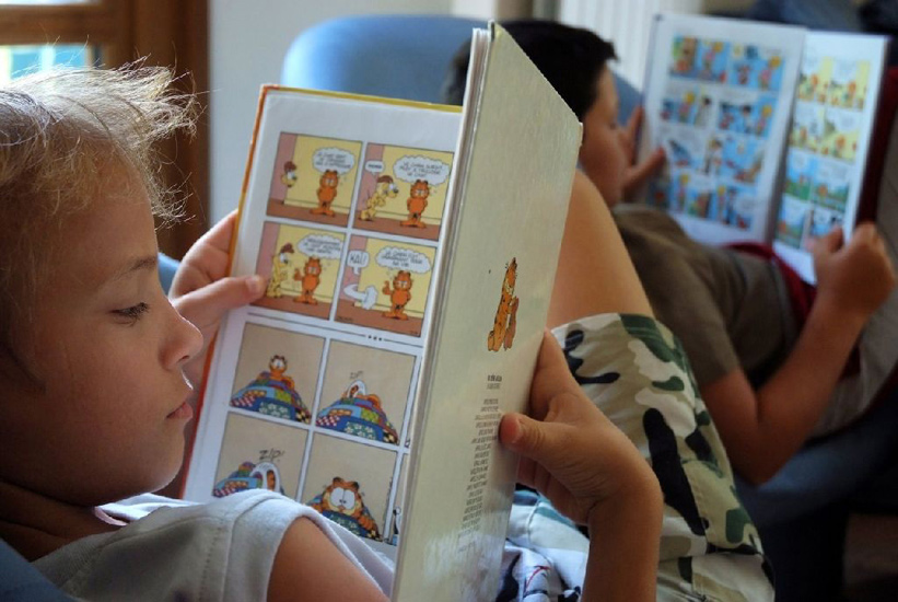 Petite pause détente et lecture dans le salon après le déjeuner ! (Anthony et Rayan)