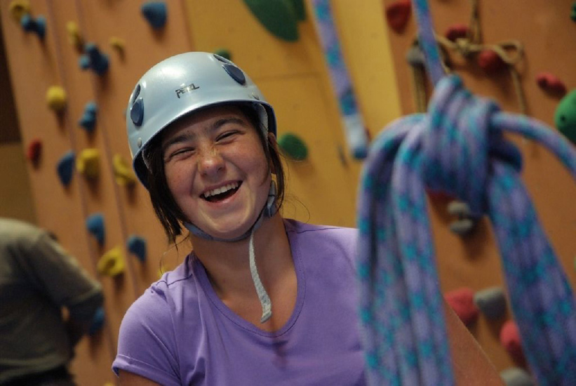 Le franc et joyeux sourire d’une pro de l’escalade : Léola !