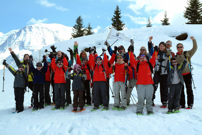 Salut tout le monde. Pas de cours de tennis ici, alors les raquettes, on les met aux pieds et on part sur la neige !!!