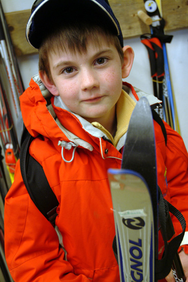 A en croire sa tenue et les skis qu’il tient, j’ai l’impression que Guillaume et toute la petite troupe sont partis pour une découverte du ski de fond !