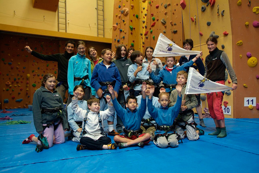 Et on continue avec les joies de la salle d’escalade, ils vont devenir de grands champions de la grimpe nos petits héros !