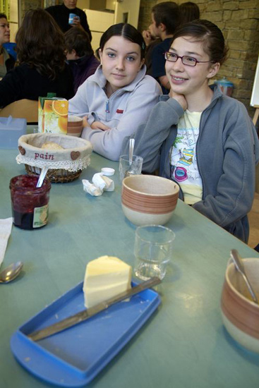 Bonjour à tous ! On commence par un bon petit déjeuner pour se préparer à de nouveaux exploits…et avec le sourire ! (Marina et Marie).
