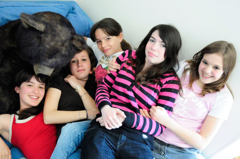 Jeunes filles amassées, en bande !