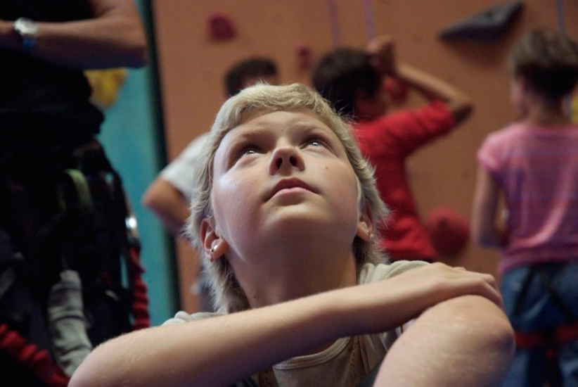 Tous les yeux sont rivés au plafond ce matin ! Au programme : escalade ! (Mylène)