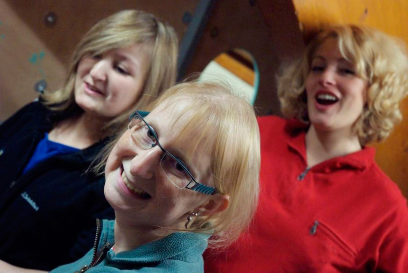 Rendez-vous en salle d’escalade ce matin : sensations assurées en ce début de matinée ! (Morgane, Marina et Laura)